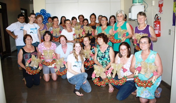 Grupo de Mulheres confecciona Guirlandas Natalinas